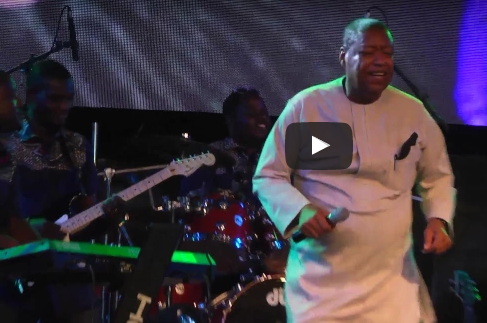 Video: Ron Kenoly Dazzle Crowd With Yoruba & Igbo Performance