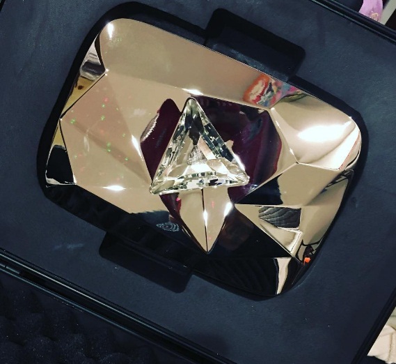 chris brown diamongd play button from youtube