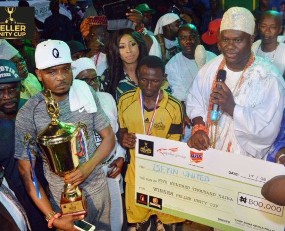Ooni of Ife Presenting cheque to winner