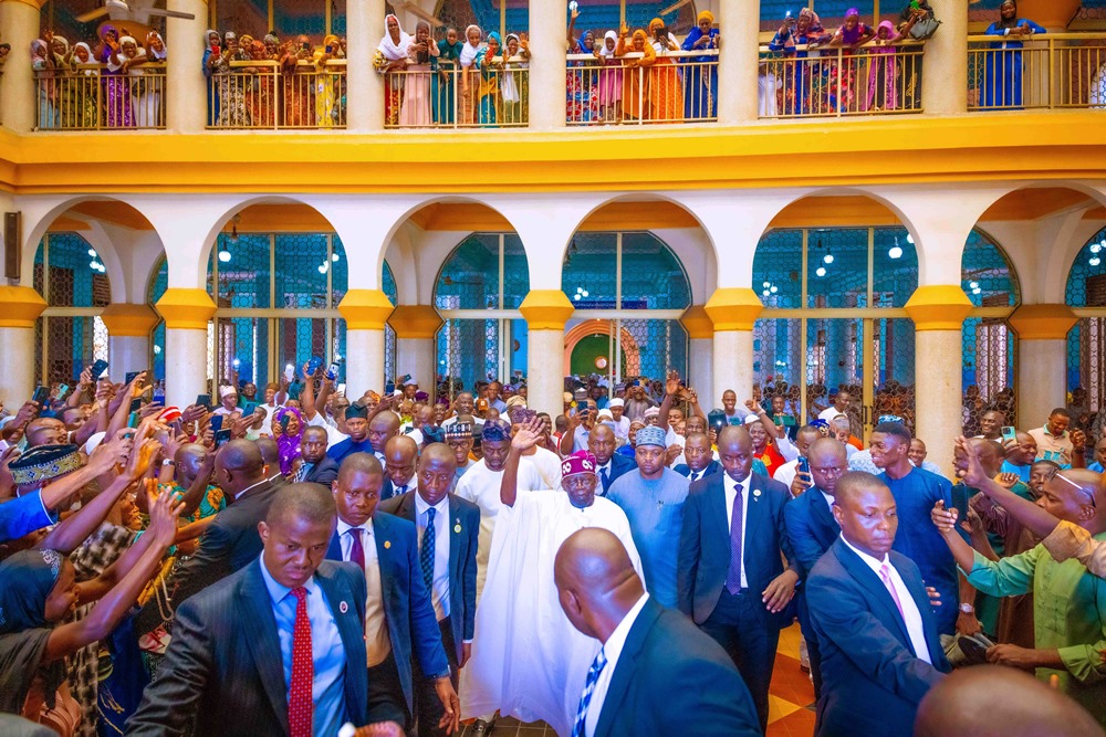 President Bola Ahmed Tinubu observes Jumat with Muslim faithful at Central Mosque, Idumota in Lagos. Photo: Nosa Asemota