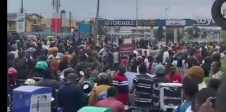 Oworonshoki residents holding placards and blocking traffic on Third Mainland Bridge - OLORISUPERGAL MEDIA