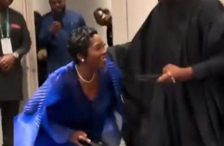 Tiwa Savage Kneels for Yemi Osinbajo – Fans React to Viral UNGA Moment- OLORISUPERGAL MEDIA 