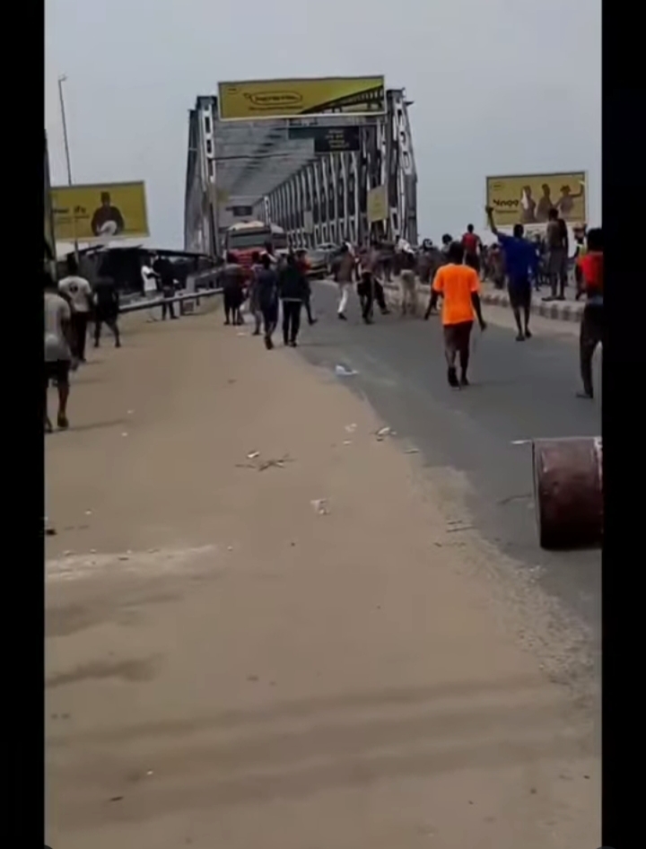 No Movement as Protesters Shut Down Asaba-Onitsha Bridge Head in Anambra
