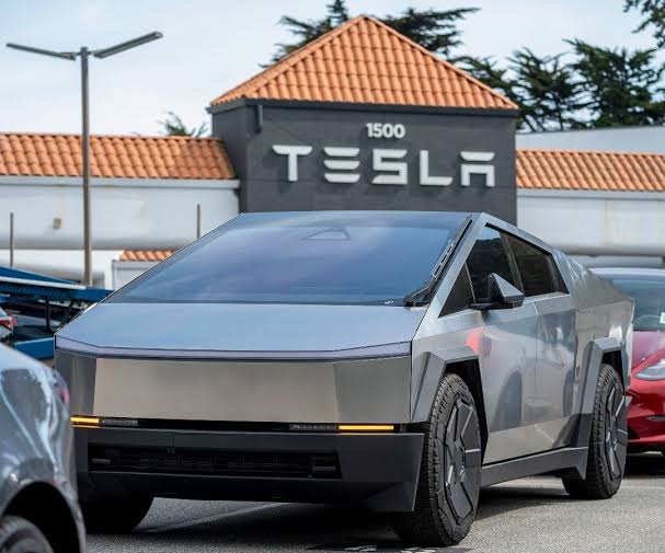 Tesla Loses World’s Biggest EV Maker Title to Chinese Rival