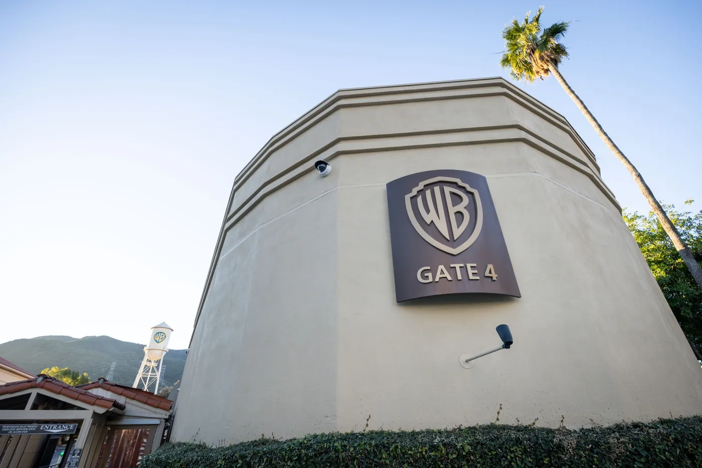 Larry Ellison Faces $9.8 Billion Bill if Paramount-Warner Bros. Merger Fails