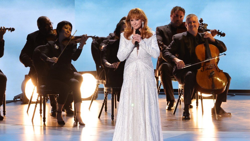 Dolly Parton Gets Emotional Emmys Tribute as Reba Sings ‘Appalachian Memories’