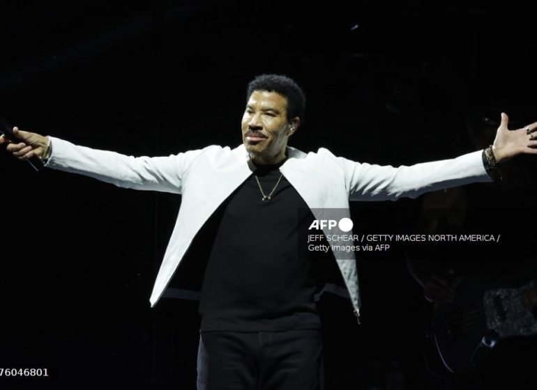 Lionel Richie discharged from hospital after health scare at St. Louis concert