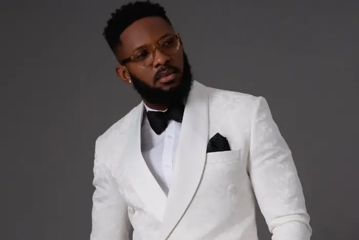 2. Beggar rips windscreen moulding from BBNaija star Cross’ car in Lekki