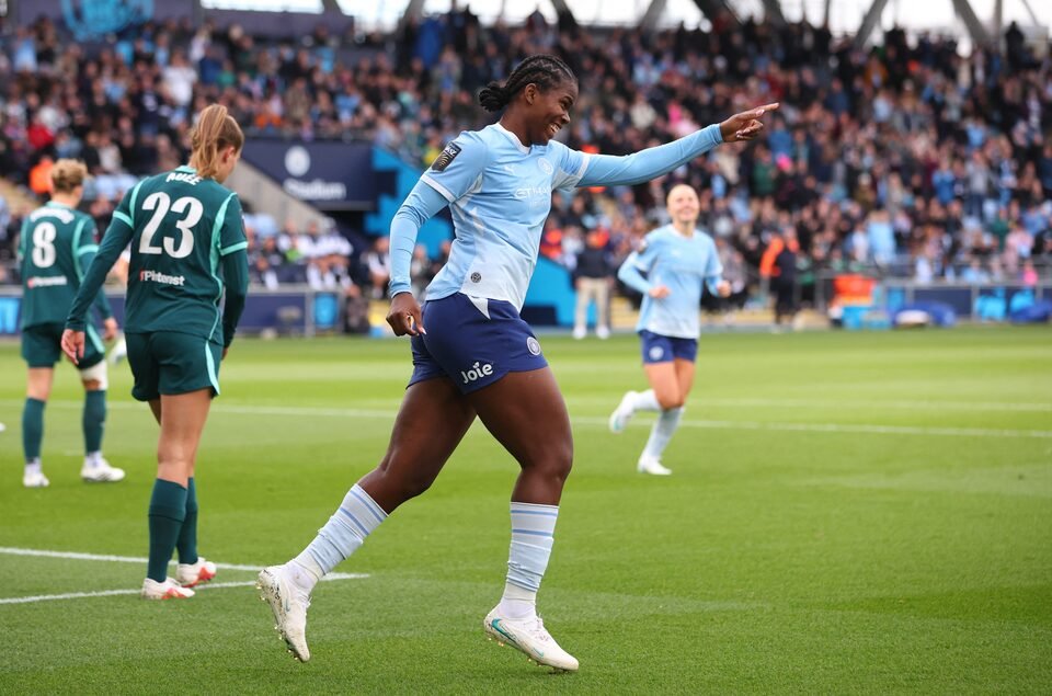 Man City maintain perfect WSL start as Chelsea thrash Spurs